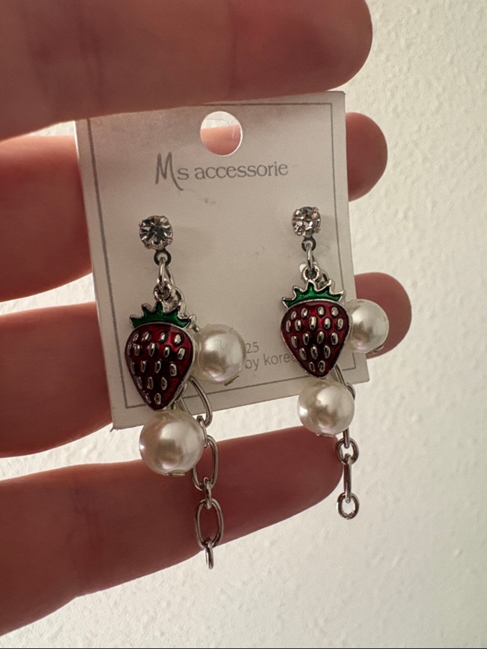 πβ¨ Adorable Strawberry Pearl Drop Earrings β So Cute & Trendy! β¨π - Picture 2 of 4